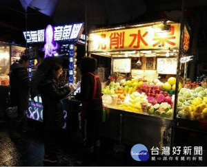 台北市法務局表示，這次士林夜市現切水果攤商聯合稽查，2019年1月份即取締開單44件，包括警察局取締開單42件、環保局開出舉發通知書2張，共計裁罰新台幣5.28萬元。嚴格執行聯合稽查後，大南路慈諴宮前、基河路39號前合計2攤水果攤目前已結束營業。（圖／台北市府法務局）