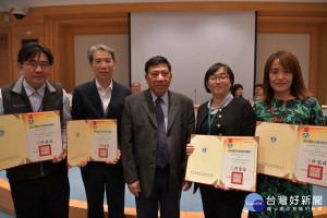 南投縣中小學校長會議，陳副縣長表揚績優學校。〈記者吳素珍攝〉