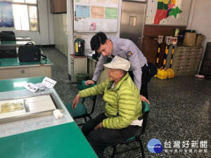 老人騎車險中暑　熱心警助返家