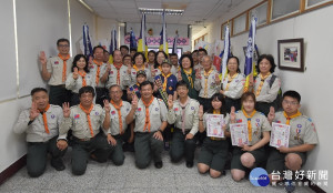 三五童軍節慶祝大會，縣長與童軍們合影。圖／記者鄧富珍攝
