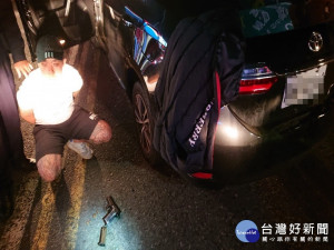 警方追二公里逮捕擁槍車手。林重鎣翻攝