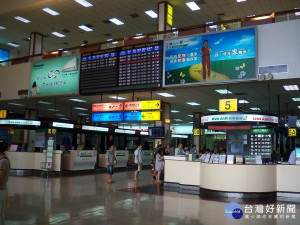 民航局所屬各航空站已完成國內線電子登機證查驗系統之建置，並將自2019年3月1日起正式上線，同時國內線航空公司亦積極配合推動採用電子登機證，最快將自7月1日起，相關航空公司將陸續開放國內線旅客可使用行動裝置辦理報到登機。（圖／Wikipedia）