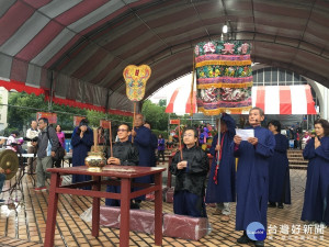 南投文化局長林榮森為天穿日祭天擔任主祭官祈祝國泰民安。（記者扶小萍攝）