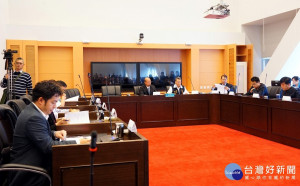 台中市議會召開程序委員會，討論臨時會議程。（官達里攝）