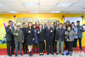 金管會證期局王詠心局長(中)、證基會李啟賢董事長(中右)蒞臨頒獎並與所有得獎者一同合影。