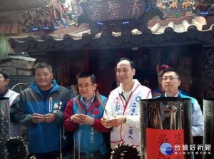 前新北市長朱立倫於今日上午陪同國民黨三重立委候選人鄭世維掃街拜票。（圖／翻攝自鄭世維臉書）