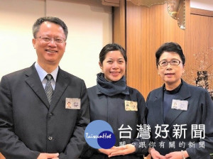 洪懿君（ 中）與雙親都是慈濟志工。（慈濟基金會提供）