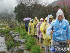 行經陽明溪畔步道