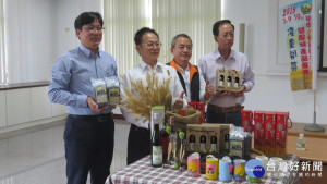 左起學甲區農會理事長曾啟旺、常務監事陳敏男、總幹事李曉軍及市府農輔科長郭德偉邀請民眾一起參加小麥節活動