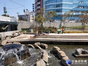 柳川藍帶水岸卡垃圾 中市府：已派員清理