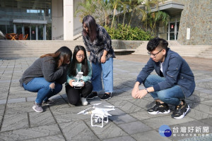 

弘光科技大學為因應今年七月上路的「民用航空法遙控無人機專章」，將與無人機協會合作開設課程，輔導學生考照。（記者陳榮昌攝）