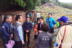 針對龜山第一公墓公園化等問題，桃園市政府民政局長湯蕙禎會同相關單位人員、當地民意代表、里長實地勘查。
