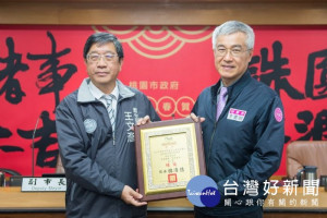 衛生局長王文彥呈獻榮獲「107年生物病原恐怖攻擊應變演習」績優機關獎項。