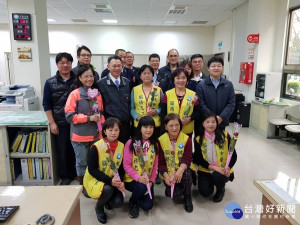大溪警分局長陳百祿致贈玫瑰花等，祝女性員警和志工都婦女節快樂。
