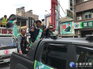 總統府秘書長陳菊南下陪同民進黨籍候選人郭國文掃街拜票。