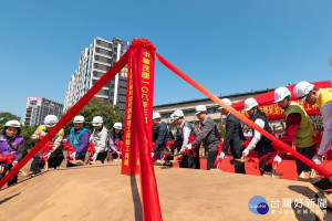 「桃園市建國非營利幼兒園新建工程」12日舉行動土典禮，桃園市長鄭文燦和與會來賓共同持動土。