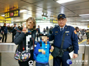 焦急母親捷運尋兒　熱心捷警助團圓