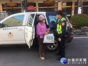 不認社工只信警察　暖警助失智老婦返家