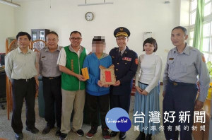 北港分局長廖志明獲知黃小弟家逢喪父驟變，頓時成為孤兒，除親自前往關懷，亦立即協助聯繫慈善團體及善心人士，給予生活上實質的幫助。（記者陳昭宗拍攝）