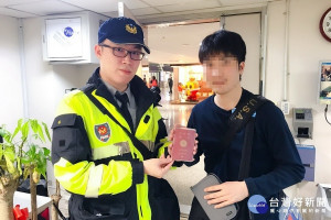 桃園捷運警察隊員警石崴至熱心協助日籍旅客富澤尋回護照後兩人合影。