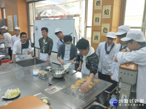 永平工商安排學生採一對一的學伴方式，陪湘南學院高等學校學生參與交流活動。(圖/永平工商提供)