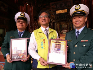 「南瑤宮己亥年徒步笨個人化郵票以過火，市長林世賢與郵局郵便士。圖／記者鄧富珍攝