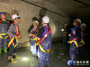 高雄下水道檢視水利局啟動修繕作業狀況。（圖／記者何沛霖攝）