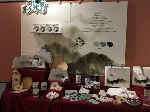 竹高同學以杉青水秀為茶葉命名。（記者扶小萍攝）