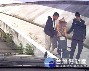 85歲的獨居老婦人雨中迷途，經熱心民眾通報蔦松派出所，警員黃志青耐心探詢得知老婦住所，將她平安送返家中。（記者陳昭宗拍攝）
