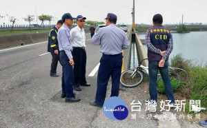 轄區發生死亡車禍肇逃案件，分局長廖志明親赴現場勘查，警方亦從現場遺落的轎車擋泥板，成功尋獲肇事車輛並逮捕肇逃嫌犯。（記者陳昭宗拍攝）