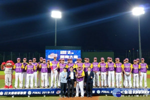 開南大學吳承諭榮獲107學年度UBL大專棒球聯賽投手獎，開南大學校長梁榮輝給予肯定。