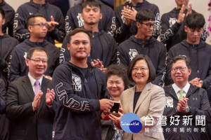 蔡總統接受Lamigo呈獻2018中華職棒總冠軍戒指
