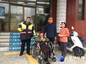 外籍看護與失智翁迷途　熱心警助返家