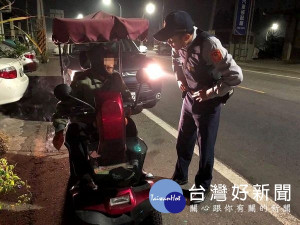 口湖所員警凌晨巡勤發現因外出買消夜而迷路的老翁，除護送老翁平安返家，並買來熱食陪伴享用，暖胃又暖心。（記者陳昭宗翻攝）
