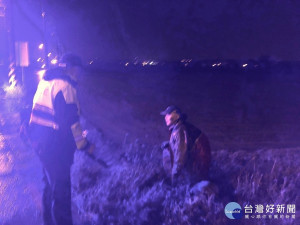 員警發現男子與一台機車一同陷入田中泥沼，立即協助民眾從田間脫困與檢查傷勢。