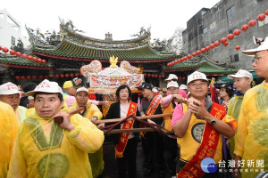 南瑤宮己亥年笨港進香起駕 縣長王惠美扛轎起駕。