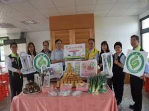 

大安區農會歷經五年努力，完成溯源餐廳認證27日農業委員會農糧署中區分署長王安石為溯源餐廳授證、掛牌。王分署長參觀餐內部裝設、廚師作業及環境的衛生後，表示都符合認證規定。（記者陳榮昌攝）
