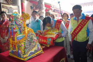 南瑤宮笨港進香在已重建14年的祖廟笨港天后宮舉行隆重的敬獻新龍袍祭典。