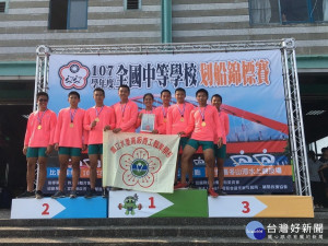 八人單槳金牌水商選手合影。
