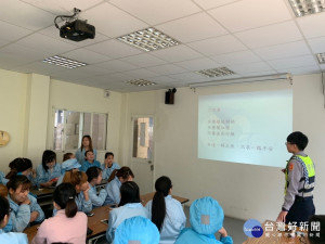 大溪分局至工廠內宣導，讓外籍移工獲益甚多。
