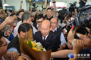 韓國瑜回高雄在機場受大批民眾熱烈歡迎，準備鮮花、高舉布條接機。（圖／記者何沛霖攝）