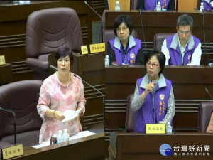 民政局長湯蕙禎(右)表示，公文原意是避免參選人或助理優先於現任議員，不料詞不達意反而造成誤會。(圖/翻攝桃園市議會網站)