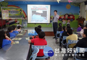 北港警方深入校園宣導防治家庭暴力、兒少性剝削、反酒駕等，希望培養學生具備自我安全防護的觀念與能力。（記者陳昭宗拍攝）