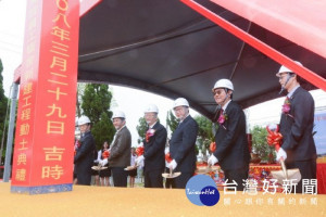 鄭市長和與會貴賓擲金鏟動土