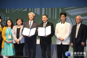 新北市長侯友宜出席「第4屆IFOAM 亞洲有機青年論壇國際研討會閉幕式」，與國際有機農業亞洲聯盟主席周澤江簽署MOU，正式成立「亞洲有機行銷智能中心」 。（圖／記者黃村杉攝）