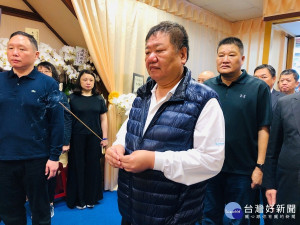 新北市議長蔣根煌29日率林國春、劉美芳、周勝考及蔡明堂等多名議員同仁前往捻香致意。（圖／記者黃村杉攝）