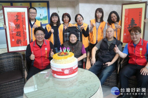 新北市榮民服務處李復鄉總幹事與服務處同仁提前為淡水區榮民謝景春歡慶百歲壽辰，並轉贈總統、行政院長祝賀壽屏及輔導會紀念飾品。（圖／榮服處提供）