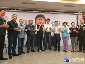 國民黨台南市黨部主委謝龍介、前立委蕭景田、前議長白鴻森、彰化縣議會正副議長謝典霖、許原龍、縣議會國民黨團書記長劉淑芳、花壇鄉長顧勝敏等人力挺張翰天，宣示一瓶礦泉水、一瓶爌肉販」捍衛乾淨選風。圖／記者鄧富珍攝