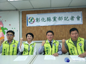 前彰化市市長、民進黨彰化縣黨部主任委員邱建富，宣佈放棄登記、退出黨內立法委員初選。圖／記者鄧富珍攝