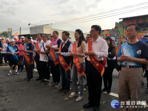 許立委林縣長等與來賓上香祈祝合境平安。（記者扶小萍攝）